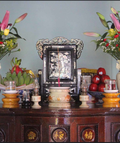 Sửa sang bàn thờ Tết Nguyên Đán