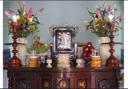 Sửa sang bàn thờ Tết Nguyên Đán