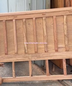 Kết cấu mặt bàn thờ gỗ vững chắc giúp đảm bảo độ bền lâu dài